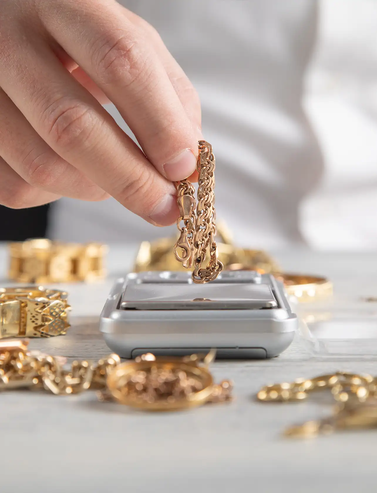 Goldwaage wird auf einer Schmuckwaage bewertet